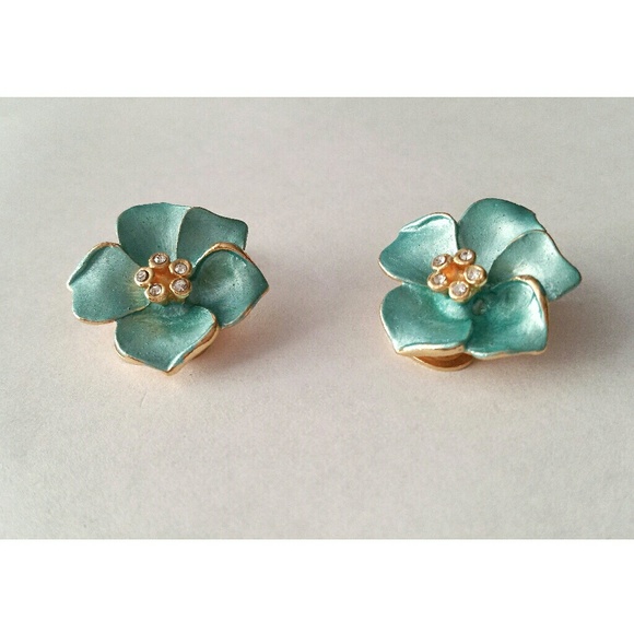 Vintage enamel/rhinestone flower clip on earrings - Picture 2 of 5